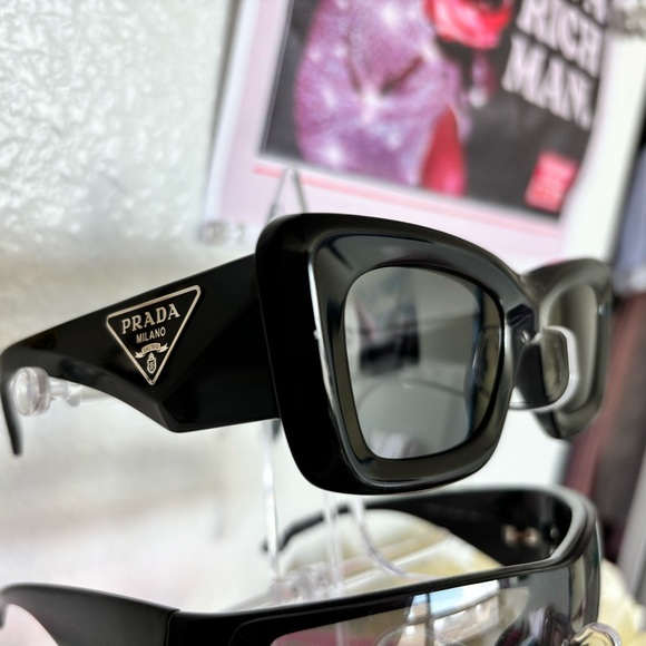 SOLD🩷Black Classic Prada Sunglasses, well loved and in great shape. - Picture 6 of 7